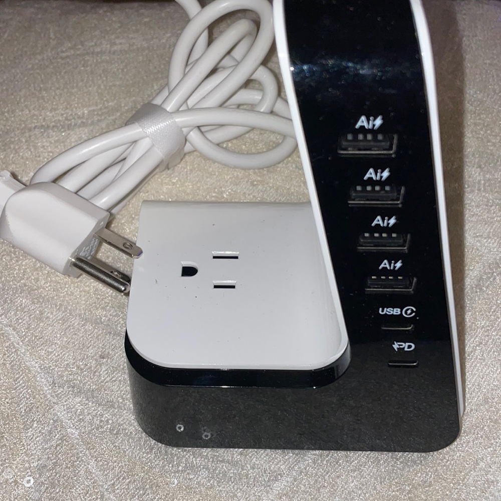 Atomi Multi port charge station